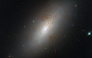 hubble-observes-a-peculiar-galaxy-shape