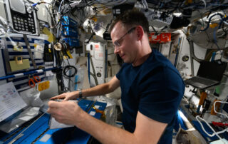 crew-preps-space-botany-experiment,-packs-dragon-for-return-to-earth