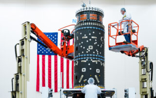 technicians-install-gateway’s-fuel-tanks