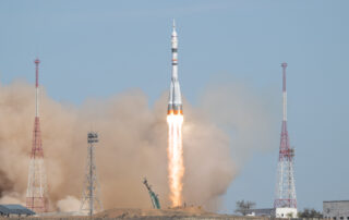 nasa-astronaut,-crewmates-arrive-safely-at-space-station