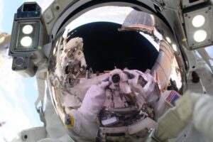 crew-kicks-off-week-with-agriculture-and-tech-work,-wraps-spacewalk-cleanup