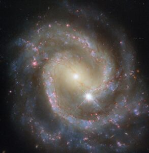hubble-spies-paired-pinwheel-on-its-own