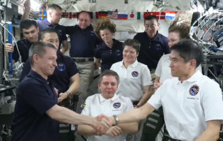 crew-swaps-commanders,-waits-for-departure,-and-conducts-muscle-and-blood-research