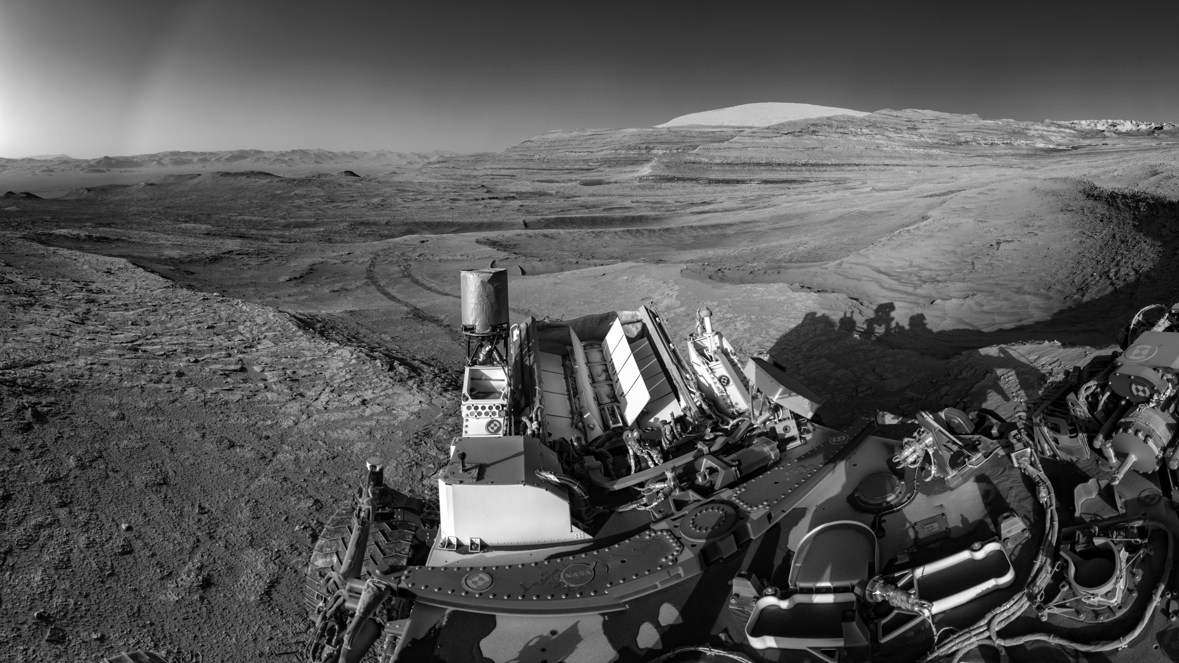 curiosity-looks-back-toward-its-landing-site