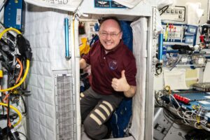fincke-hands-over-station-command,-crew-preps-for-wednesday-departure