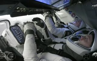 spacex dragon completes deorbit-burn