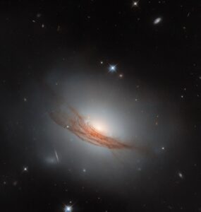 hubble-spots-lens-shaped-galaxy
