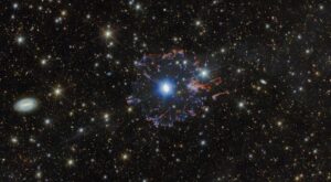 telescopes-team-up-for-new-view-of-cat’s-eye-nebula