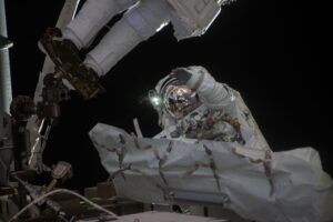 crew-kicks-off-week-with-cargo-mission-training-and-spacewalk-cleanup