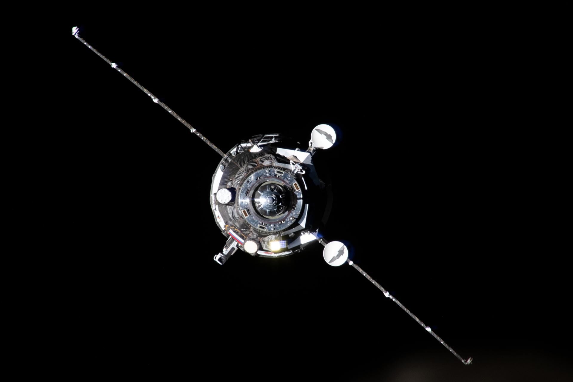 progress-95-cargo-craft-approaches-station-for-docking-on-nasa+