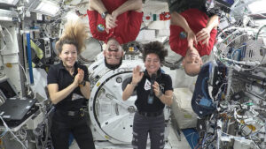 crew-works-microbiology,-advanced-tech-and-congratulates-new-artemis-iii-crew