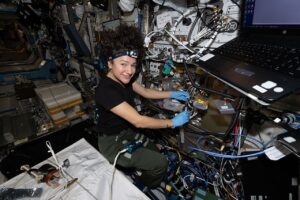 astronaut-jessica-meir-assists-with-hardware-updates-for-nasa’s-cold-atom-lab