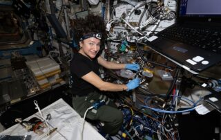 astronaut-jessica-meir-assists-with-hardware-updates-for-nasa’s-cold-atom-lab