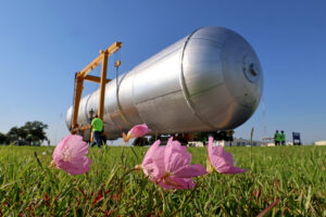 crews-move-artemis-iv liquid-hydrogen-tank