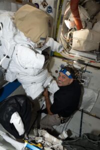 science-and-spacesuit-work-before-crew-changes-commanders