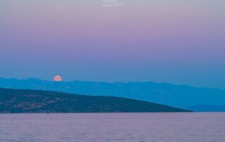 apod:-2026-august-1-–-buck-moon-and-belt-of-venus