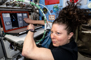 advanced-mini-laboratories-automate-space-station-research