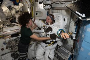 week-ends-aboard-station-with-robotics,-spacewalk-reviews,-and-science