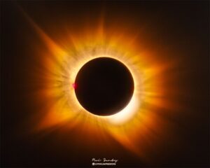 apod:-2026-august-17-–-a-golden-corona-eclipse