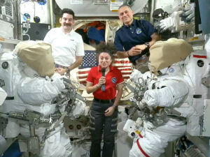us.-president-speaks-to-expedition-75-crew-after-awarding-artemis-ii-crew