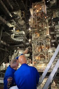 artemis-iii-crew-visits-nasa-kennedy’s-vehicle-assembly-building