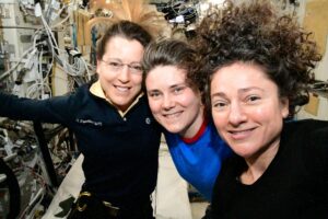 crew-works-soldering,-cardiac-research,-virtual-reality-and-prepares-for-cargo-mission